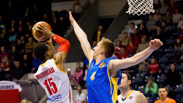 Momentka z basketbalovho duelu mezi Pardubicemi (bl) a Opavou