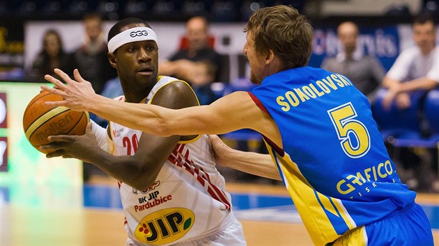 Momentka z basketbalovho duelu mezi Pardubicemi (bl) a Opavou