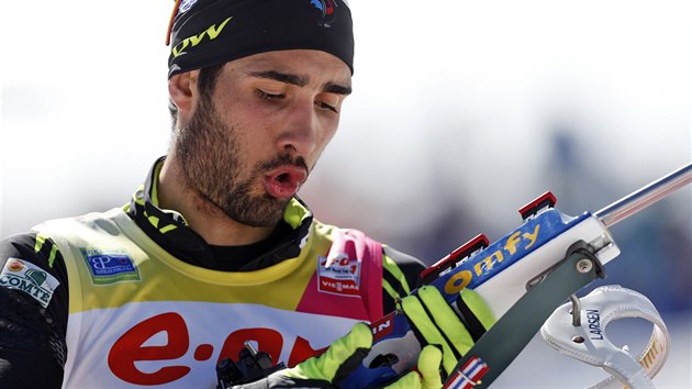 Martin Fourcade nabj bhem zvodu SP s hromadnm startem na 15 kilometr v Pokljuce.