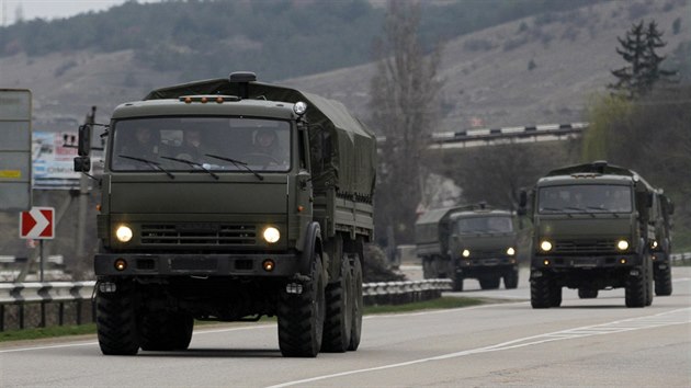Rusk konvoj smuje od Sevastopolu na Krym. (2. bezna 2014)
