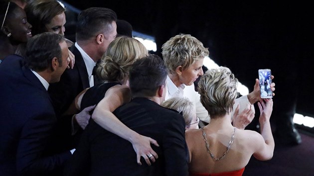 Ellen DeGeneres prv poizuje selfie s hollywoodskmi hvzdami, kter se stane nejsdlenj fotografi na Twitteru. (2. bezna 2014)