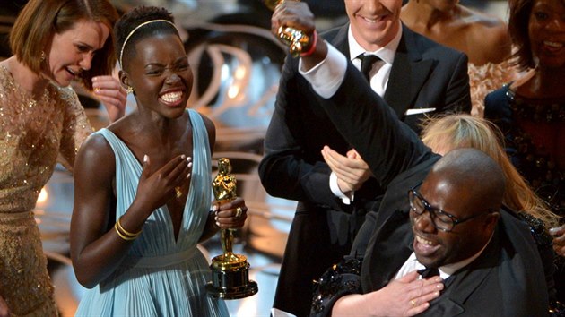 Re�isér Steve McQueen a here�ka Lupita Nyong'o se radují z Oscar�, které dostal...