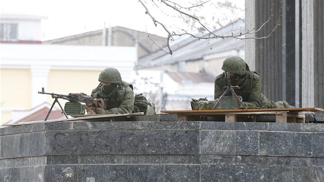 Ozbrojenci hlídají krymský parlament v Simferopolu (1. března 2014).