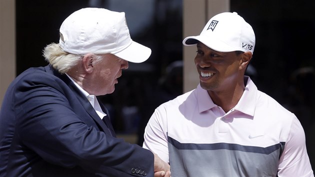BOHAT CHLAPCI. Tiger Woods se zdrav se znmm miliardem Donaldem Trumpem, majitelem golfovho resortu v Doralu.