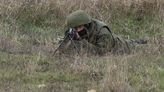 Ruský voják st�e�í leteckou základnu Belbek na Krymu (4. b�ezna 2014)
