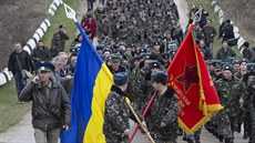 Ukrajintí vojáci si na vyjednávání s Rusy pinesli i vlajku z dob SSSR (4....
