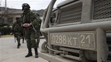 Terénní vozidla nesou ruské poznávací zna�ky, �íslo 21 je podle zdroj�...