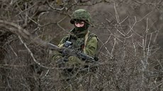 Neidentifikovaní vojáci na Krymu mají zbraně ruské provenience, zde s puškou...