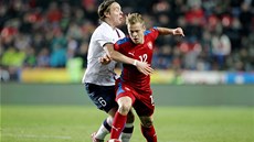 TVRDÁ OBRANA. Mat�j Vydra se zkou�í utrhnout od bránícího Stefana Johansena. 