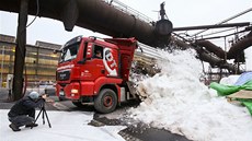 Sní? To opravdu ne. Náklaák vyklápí z vleky umlý sníh vyrobený ve ski