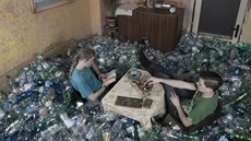 Tisíce pet lahví zaplnily celou jednu místnost