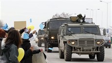 Vojenský konvoj s ruskými registraními znakami projídí kolem proukrajisnké a