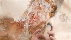 Při restaurování nalezli v brněnském Místodržitelském paláci fresku, která svým rozsahem překvapila samotné restaurátory. Petra Šnokhausová vpichuje injekcí do poničených omítek akrylátovou směs na zpevnění