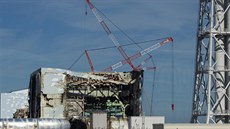 Zničená čtvrtá sekce jaderné elektrárny Fukušima na archivním snímku z 12....