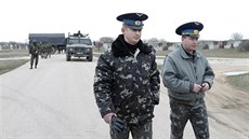 Ukrajintí dstojníci odchází od ruských voják, kteí okupují letit v...