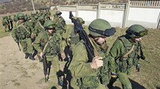 Jednotka ruských vojáků v Perevalném nedaleko hlavního města Krymu Simferopolu...