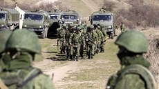 Jednotka ruských vojáků v Perevalném nedaleko hlavního města Krymu Simferopolu...