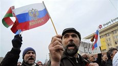 Prorutí demonstranti bhem shromádní ped budovou regionální vlády ve...