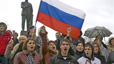 Proruští demonstranti během shromáždění na centrálním náměstí v Simferopolu.