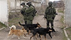 Rutí ozbrojenci hlídkují u zdi ukrajinské vojenské základny v Perevalnoje u...