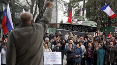 Proruská demonstrace u vládní budovy v krymském Simferopolu. (6. bezna 2014)