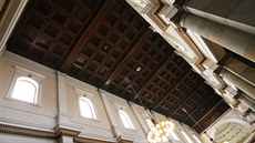 Ozdobou ostravské katedrály je i starobylý kazetový strop.