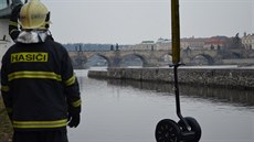Nedaleko Karlova mostu v Praze spadlo turistm vozítko Segway do Vltavy.