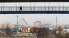 Lávce pod Radotínským mostem pes Vltavu u dlníci montují nájezdové rampy.