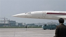Příď prototypu Concorde se zatažitelným tepelným štítem s průzory.