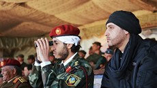 Na snímku bez konkrétního asového urení sleduje Saadí Kaddáfí vojenské...