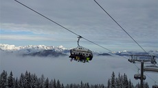 MEZI MLHOU A MRAKY. Alpské panorama se vynoilo nad sjezdovkami ve Flachau.