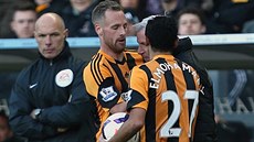 Alan Pardew, trenér Newcatle, (durhý zprava) David Meyler z Hullu b�hem...