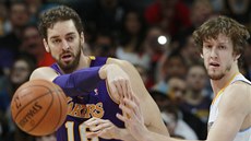 Jan Veselý (vpravo) z Denveru brání Paua Gasola z Los Angeles Lakers. 