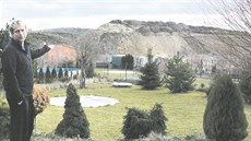 Václavu Beneovi a sousedm zastínila výhled do krajiny hromada zeminy na...