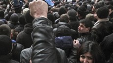 Demonstrace Krymských Tatar� proti odtr�ení Krymu od Ukrajiny z konce února