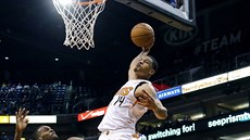 Gerald Green z Phoenixu dává jeden ze svých ko v zápase s Atlantou.