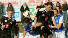 Královehradecký Adrian Rolko (vpravo v �erném) v souboji s Peterem Mrázem z...