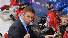 Trenér českých sledge hokejistů Jiří Bříza uděluje pokyny na střídačce.