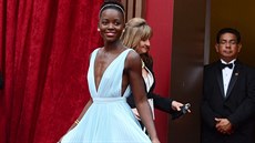 Hereka Lupita Nyong'o ve svtle modré rób s plisovanou sukní znaky Prada