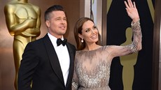 Angelina Jolie a Brad Pitt na erveném koberci opt potvrdili své role krále a...