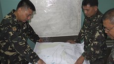 Na snímku, který poskytly ozbrojené slo�ky Filipín, prohlí�ejí filipín�tí...