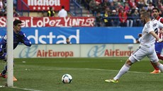 Karim Benzema (v bílém) z Realu Madrid pekonává Thibauta Courtoise z Atlétika...