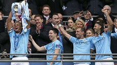 Manchester City slaví zisk Ligového poháru. S trofejí Vincent Kompany.