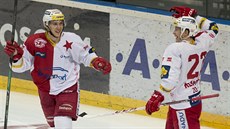 Jiří Doležal (vlevo) a Pavel Klhůfek ze Slavie mají radost z gólu.