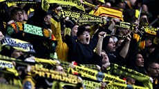 Fanouci Dortmundu mohutn podporují bhem zápasu s Norimberkem.