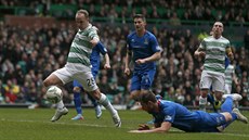 Leigh Griffiths z Celticu Glasgow střílí gól v duelu proti Invernessu.