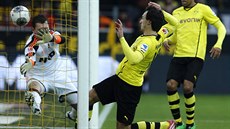A JE TAM. Obránce Dortmundu Mats Hummels (uprosted) stílí úvodní gól zápasu...