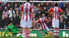 ARSENAL PROHRÁVÁ... Kdy Jonathan Walters, záloník Stoke City (uprosted),...