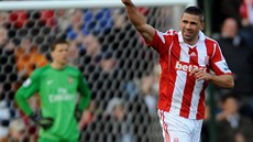 Bek Stoke City Jonathan Walters slaví trefu, která poslala jeho tým do vedení...