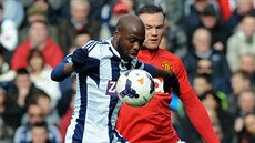 Youssuf Mulumbu z West Bromwiche si hlídá balón ped dotírajícím útoníkem...